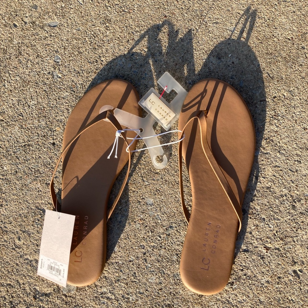 Tan flip flops Woman size 6 Brand new